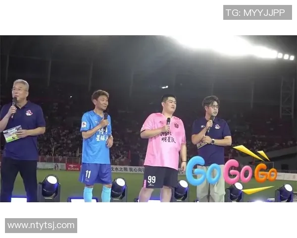 足球明星与粉丝亲密合影瞬间展现温馨互动与真挚情感 足球明星与粉丝亲密合影瞬间展现温馨互动与真挚情感